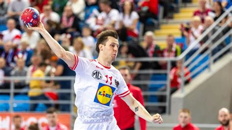 Kézilabdázó labdavezetés közben