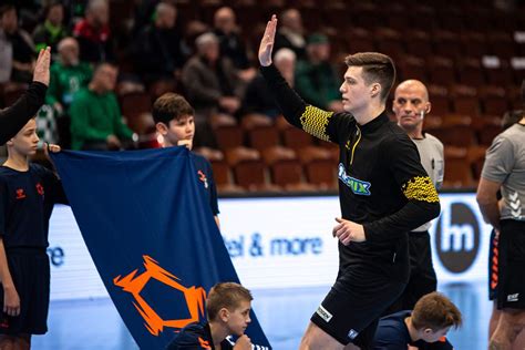 Kézilabdázó kapura lövés közben