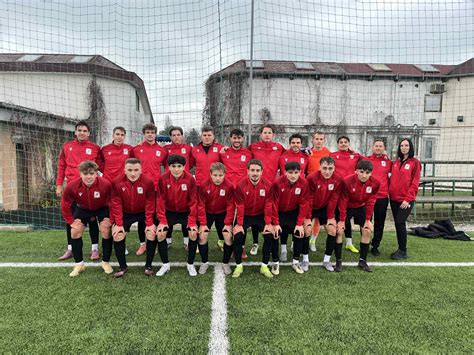 Fiatal labdarúgócsapat diadalmasan ünnepli a győzelmet egy tornán