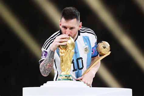 A FIFA 20 játékmenetéből vett kép, amelyen Lionel Messi látható