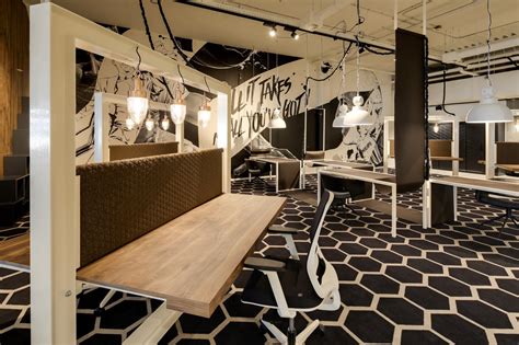 A KICK Offices bejárata és előtere a Philips Stadionban