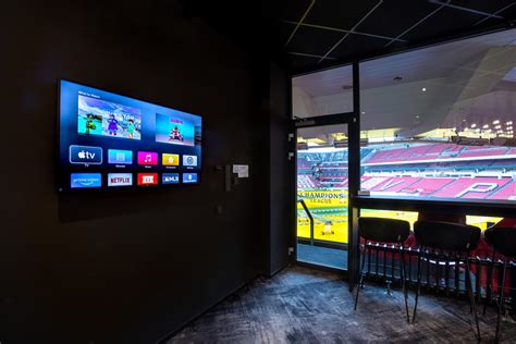 A Jan Heintze Kick Box belső tere prémium Philips kijelzőkkel és modern technikával