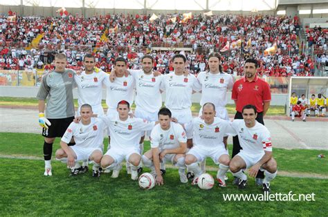 A Valletta FC címere és a máltai nemzeti stadion