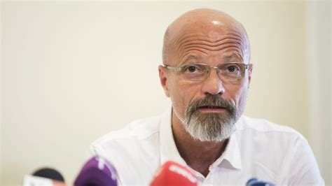 Edzői stáb munkája a kispad mellett