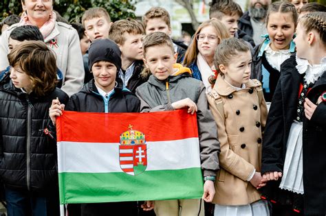 A magyar és román válogatottak felvonulása egy 1970-es évekbeli mérkőzés előtt