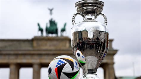 Az EFL Trophy logója és a versenysorozat trófeája