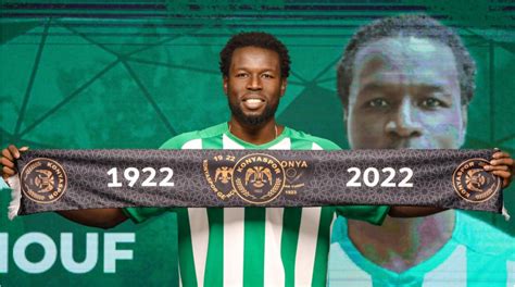Mame Diouf akcióban, egy futballmérkőzésen