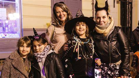 Halloween buli Madridban, jelmezbe öltözött emberek