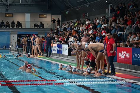 A Millennium vízilabdacsapat olimpiai bajnokai a medencében
