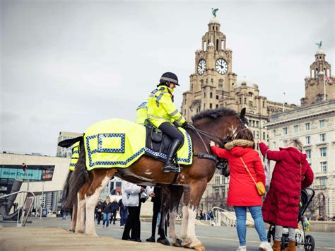 Merseyside rendőrségi tisztviselő tájékoztatja a szurkolókat a biztonsági intézkedésekről