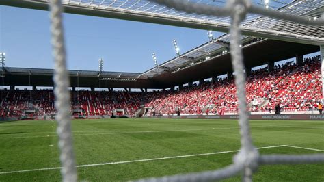 A DVTK stadionja és címere