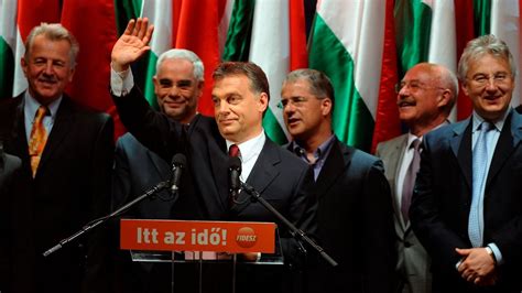 Orbán Viktor focizás közben, régi felvétel