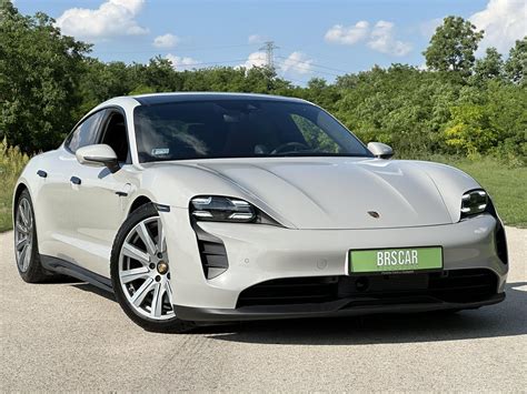Luxus ajándékok: Porsche Taycan és divattáskák