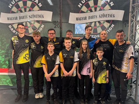 A Sun City Darts Klub csapata a megszerzett trófeákkal