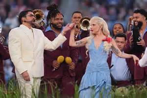 Bad Bunny, Lady Gaga és Pedro Pascal a színpadon