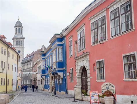 Sétáló emberek a történelmi Sopron belvárosában