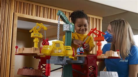 A Fisher-Price Play Lab munkatársai gyermekekkel játékokat tesztelnek