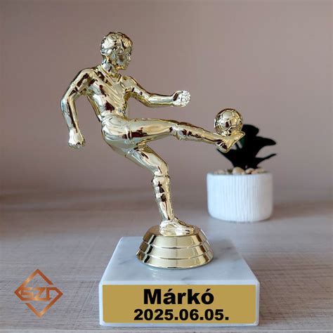Röplabda trófea arany figurával és márvány talapzattal