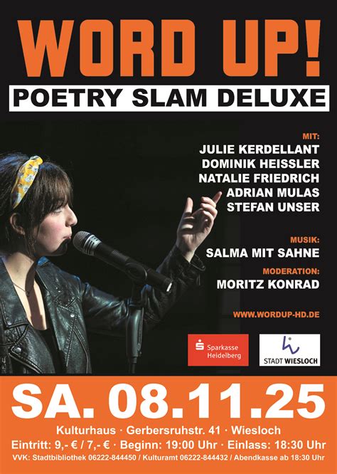 Slam poetry előadó a színpadon mikrofonnal