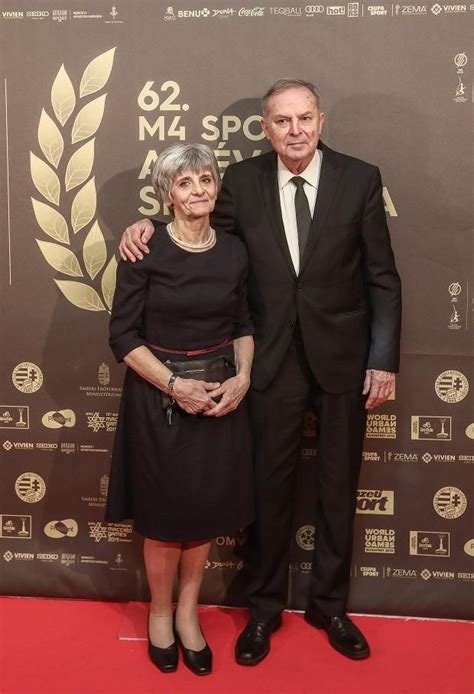 Balczó András portréja, gondolkodó arckifejezéssel