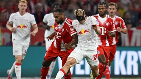 A Bayern München és az RB Leipzig játékosai bemelegítés közben az Allianz Arénában