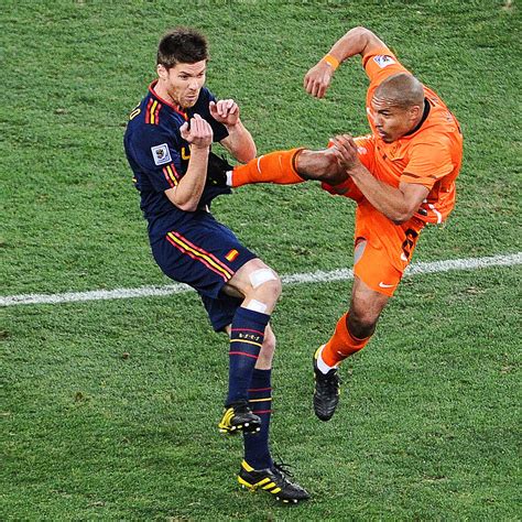 Nigel de Jong szabálytalansága Xabi Alonso ellen