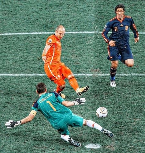 Iker Casillas bravúros védése Arjen Robben lövése ellen