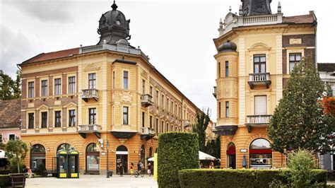 Emberek szabadulószobában nyomokat keresnek