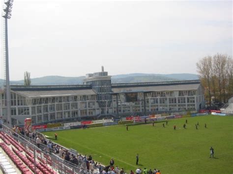 Soproni Városi Stadion légifelvétele, bemutatva a modern labdarúgópályát és lelátókat