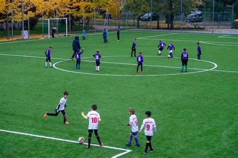 Fiatal futballisták edzésen az Úttörő Stadionban