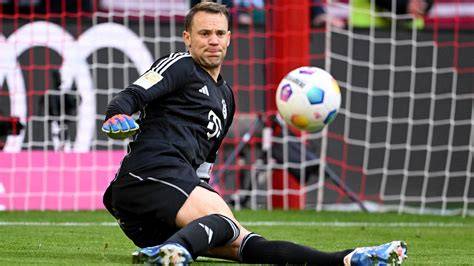 Manuel Neuer bravúros védést mutat be
