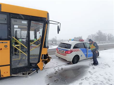 A balesetet okozó személyautó roncsai és a busz helyzete az árokban