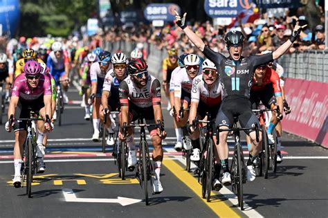 Dion Smith és a kecske a Giro d'Italia harmadik szakaszán