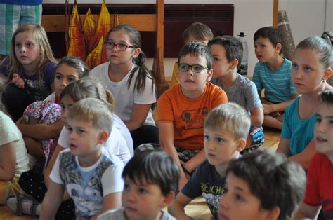 gyermekek mesét hallgatnak