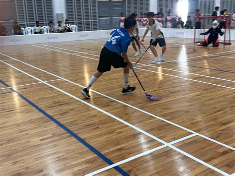Diákok floorball mérkőzés közben