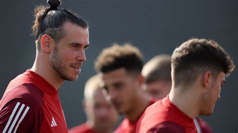 A walesi labdarúgó-válogatott címere