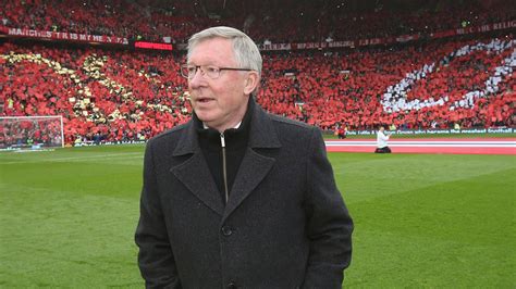 Sir Alex Ferguson portréja az Old Trafford előtt