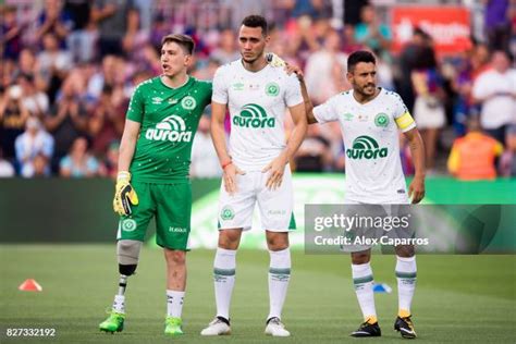 A Chapecoense három túlélő játékosa, Jakson Follmann, Neto és Alan Ruschel a Camp Nouban
