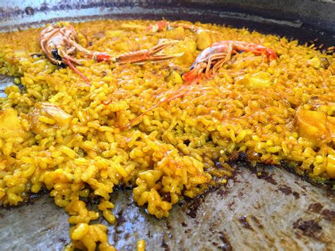 A paella serpenyők a tengerparton, ahogy Risitas meséli