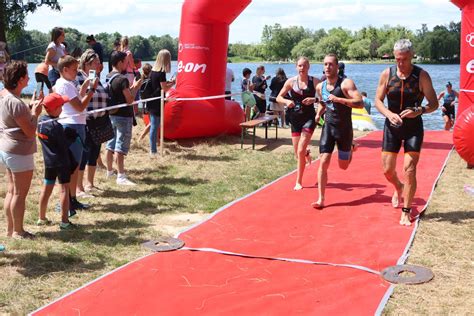 Triatlon verseny úszó, kerékpáros és futó szakaszokkal