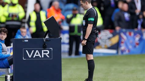 VAR monitor a játékvezetői döntéshozatalhoz