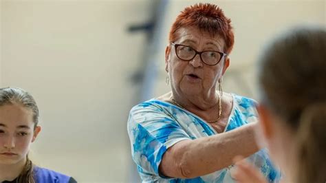 Harsányi Mária portréja kosárlabda háttérrel