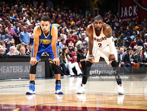 Kyrie Irving labdát vezet Stephen Curry ellen egy kosárlabda mérkőzésen