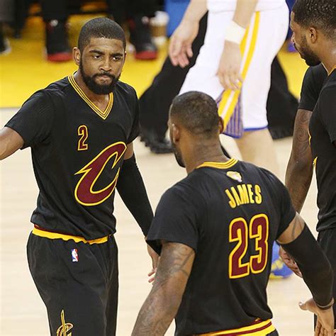 Kyrie Irving és LeBron James ünnepli a 2016-os NBA bajnoki címet