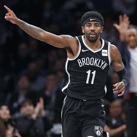 Kyrie Irving passzoló mozdulatban a Brooklyn Nets játékosaként