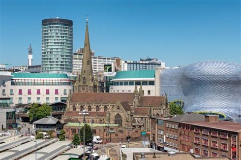 Birmingham látképe a város nevezetességeivel