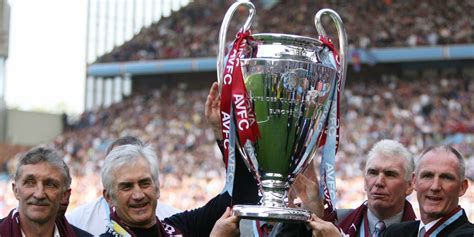 Az Aston Villa 1982-es BEK-győztes csapata ünneplés közben