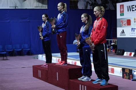 A magyar női tekecsapat a dobogón, aranyéremmel a nyakában