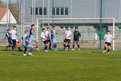 Fiatal labdarúgók akcióban az U19-es bajnokságban