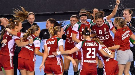 A magyar junior női kézilabda válogatott öröme a hetedik hely megszerzése után
